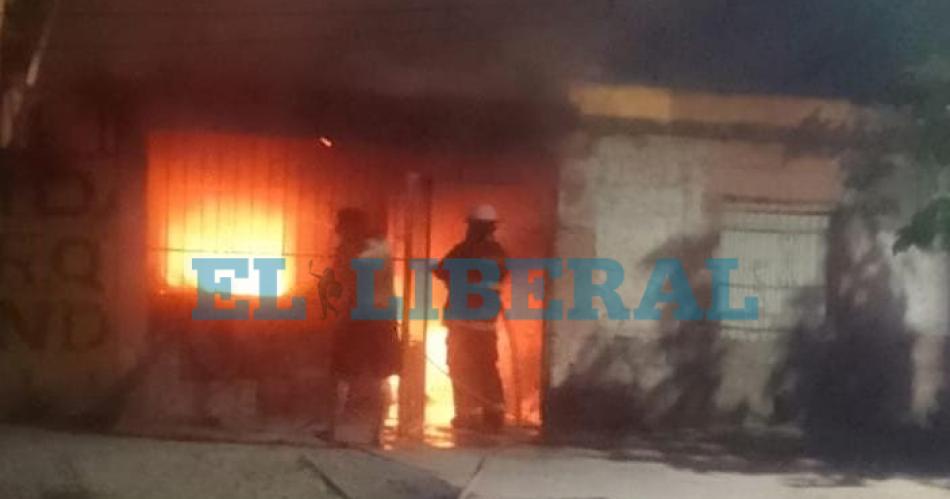 Una vivienda se prendioacute fuego mientras sus duentildeos descansaban- se salvaron de milagro