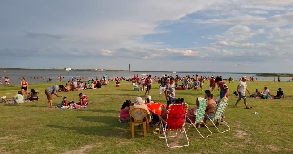 Termenses y turistas disfrutan de la Ecoplaya en el Embalse Riacuteo Hondo