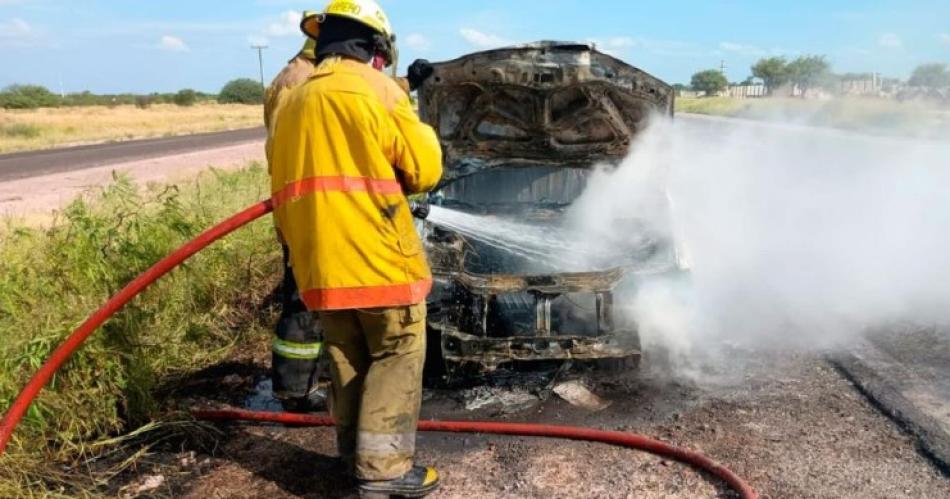 Un auto se prendioacute fuego cuando circulaba por plena Ruta 9