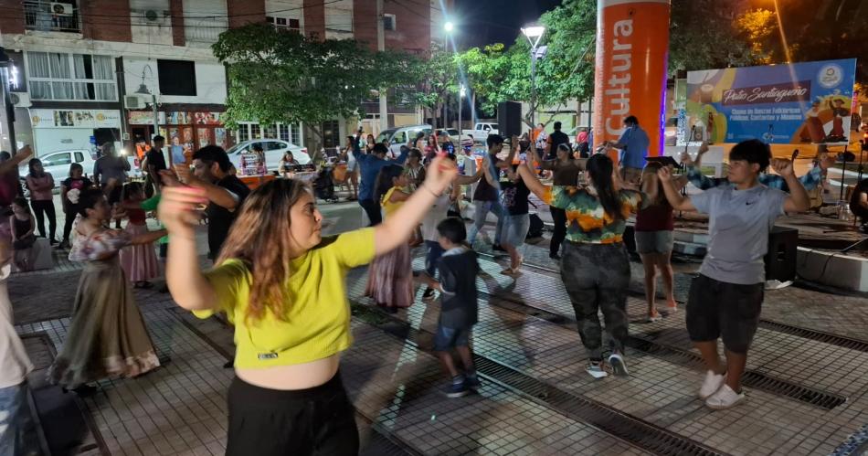 El Patio Santiaguentildeo reunioacute a vecinos y turistas en la plaza Eva Peroacuten