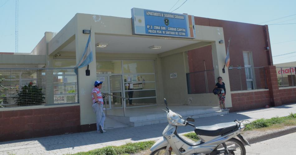 Le robaron la mochila con un milloacuten de pesos en la puerta de su casa