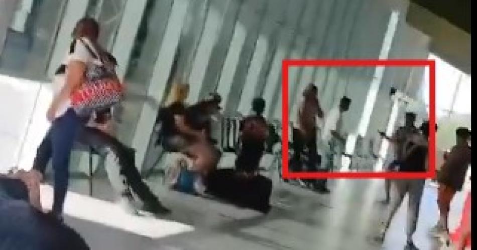 VIDEO Con un rebenque atacoacute al amante de su pareja ante la vista de todos en la terminal