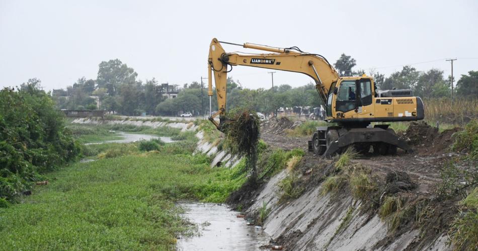 Obras Puacuteblicas de la Municipalidad trabajoacute en la limpieza del Desaguumle Principal Sur