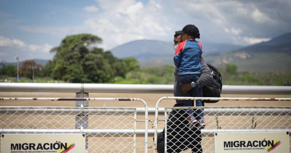 Temiendo una conspiracioacuten internacional Nicolaacutes Maduro cerroacute la frontera con Colombia