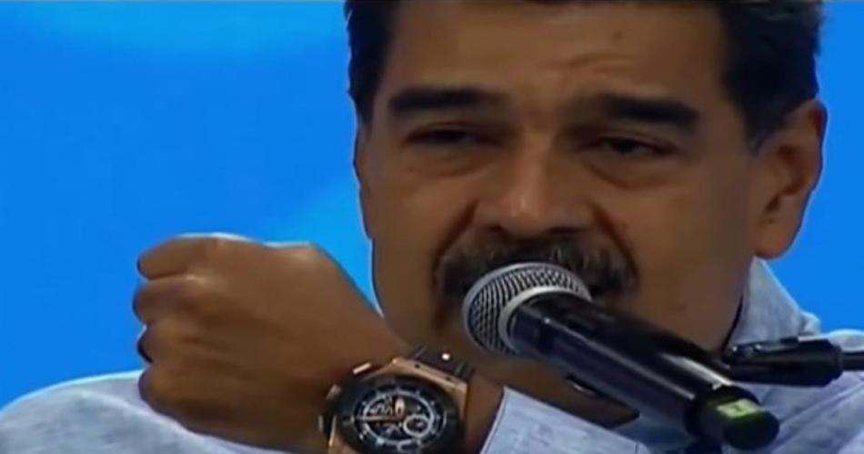 Maduro se declaroacute soldado de Peroacuten y mostroacute un regalo que le hizo Maradona