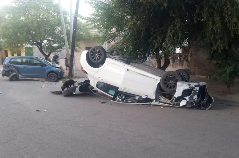 Joven alcoholizado chocoacute con un auto estacionado y volcoacute se salvoacute de milagro