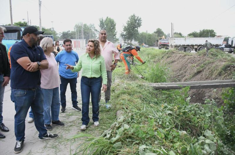 Fuentes supervisoacute un nuevo operativo de limpieza integral en el desaguumle de avenida del Trabajo