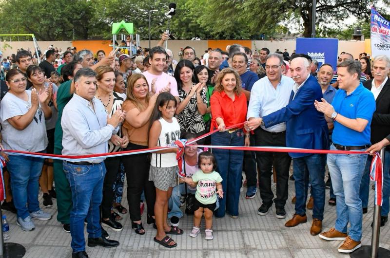 Fuentes junto a vecinos dejaron inaugurada la plaza Peruchillo en el barrio Juan Felipe Ibarra