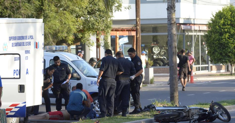 Perdioacute el control de su moto cayoacute al pavimento y fallecioacute en el acto