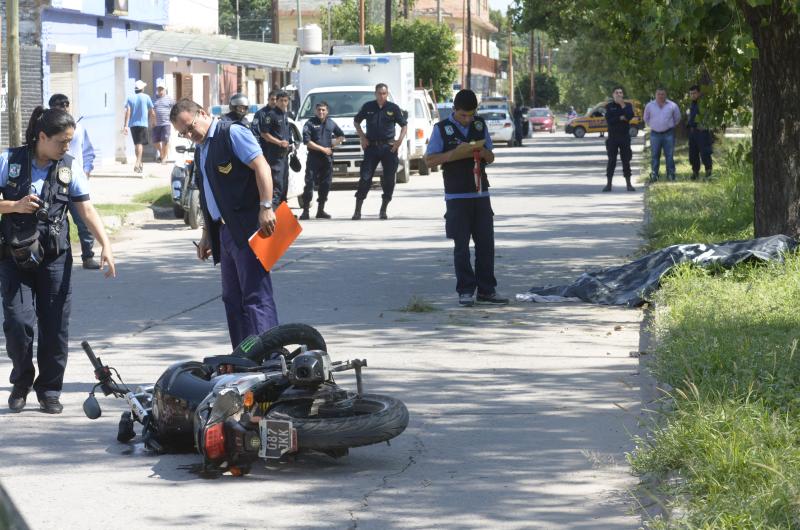 Perdioacute el control de su moto cayoacute al pavimento y fallecioacute en el acto