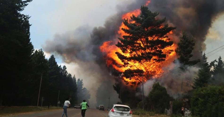 VIDEO Incendio en Epuyeacuten- se consumieron maacutes de 2 mil hectaacutereas y evacuacutean 200 viviendas