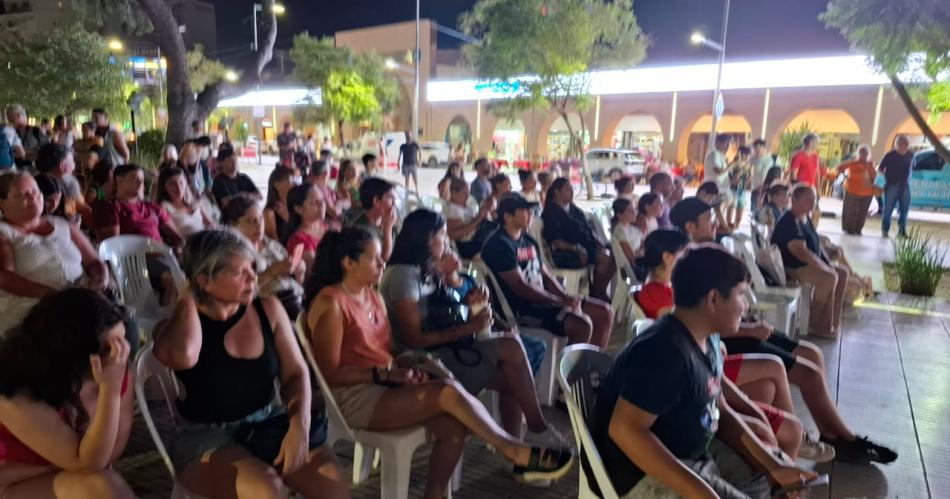 La plaza San Martiacuten vibra la Noche de Rock de Viviacute Termas en Verano 