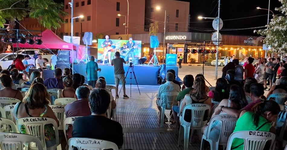 La plaza San Martiacuten vibra la Noche de Rock de Viviacute Termas en Verano 