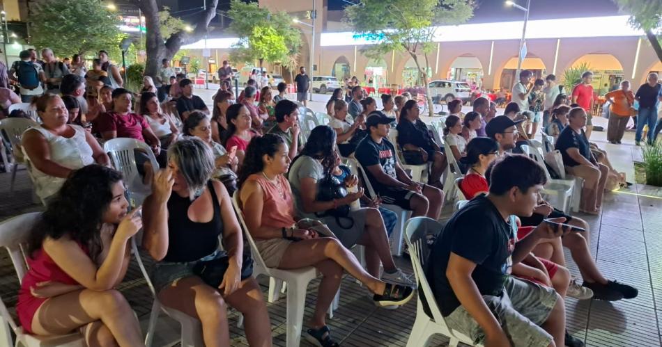 La plaza San Martiacuten vibra la Noche de Rock de Viviacute Termas en Verano 