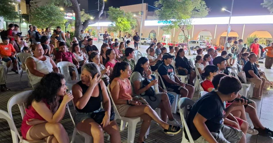 La plaza San Martiacuten vibra la Noche de Rock de Viviacute Termas en Verano 