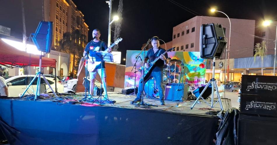 La plaza San Martiacuten vibra la Noche de Rock de Viviacute Termas en Verano 