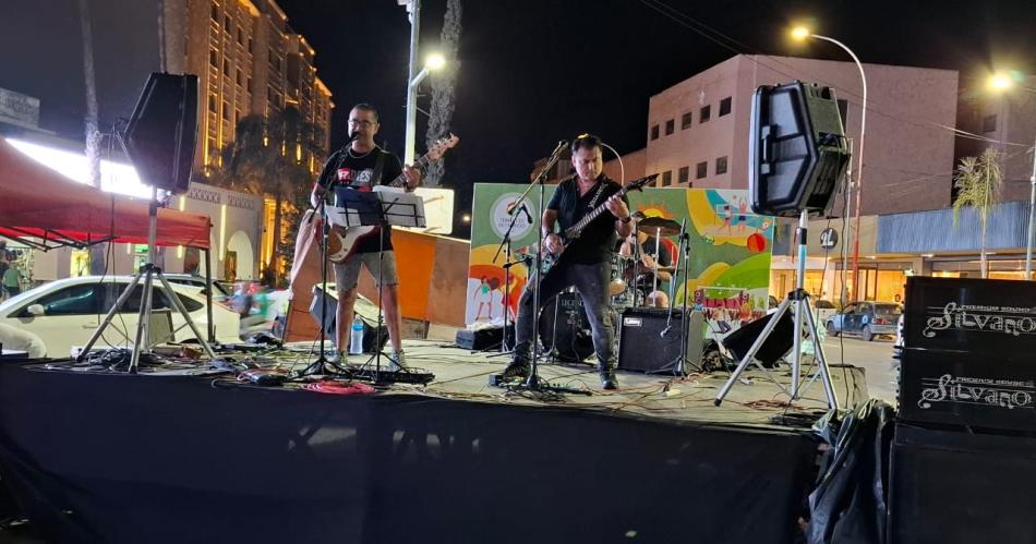 La plaza San Martiacuten vibra la Noche de Rock de Viviacute Termas en Verano 