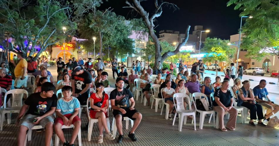 La plaza San Martiacuten vibra la Noche de Rock de Viviacute Termas en Verano 