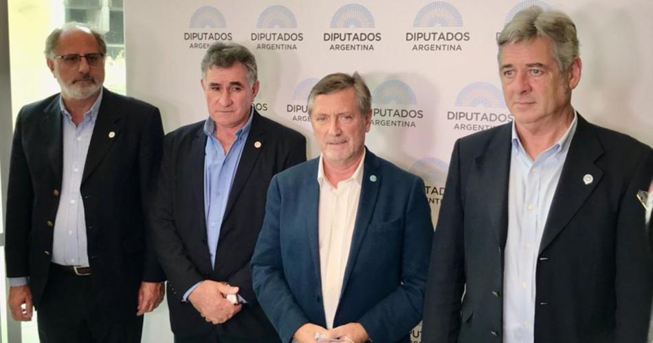 Luis Caputo anuncioacute que recibiraacute a la Mesa de Enlace