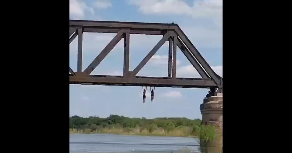 VIDEO  Imprudencia extrema- maacutes joacutevenes se lanzan desde el puente de La Dormida y el video se vuelve viral