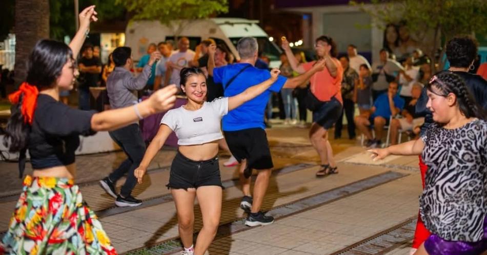 La plaza Eva Peroacuten de Las Termas recibe hoy al Patio Santiaguentildeo