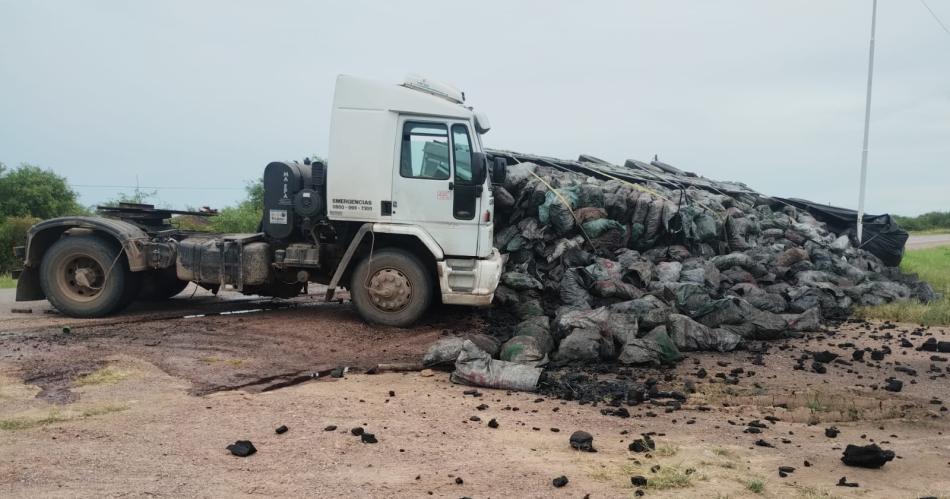 Violento vuelco de un acoplado que transportaba carboacuten 