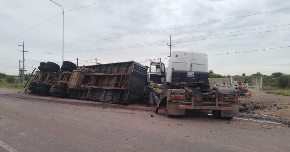 Violento vuelco de un acoplado que transportaba carboacuten 