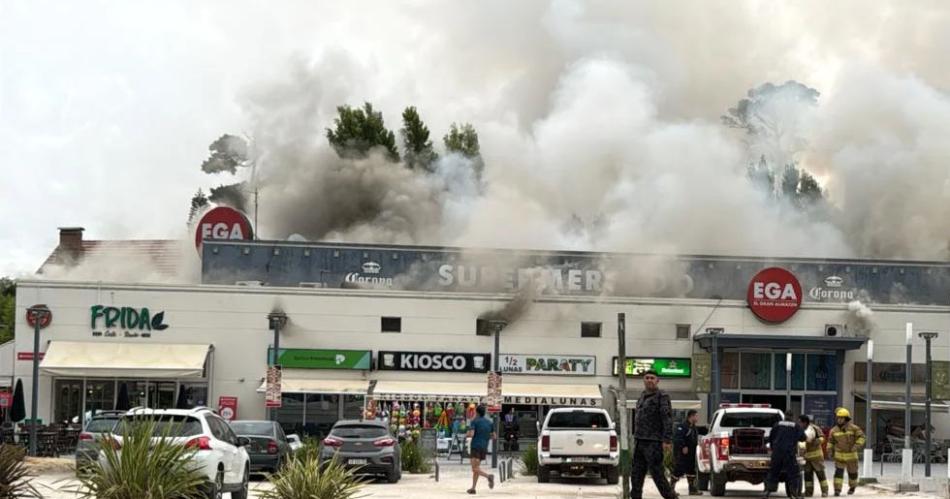 Impactante incendio en un supermercado a metros de la playa de Pinamar