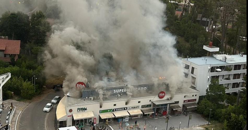 Impactante incendio en un supermercado a metros de la playa de Pinamar