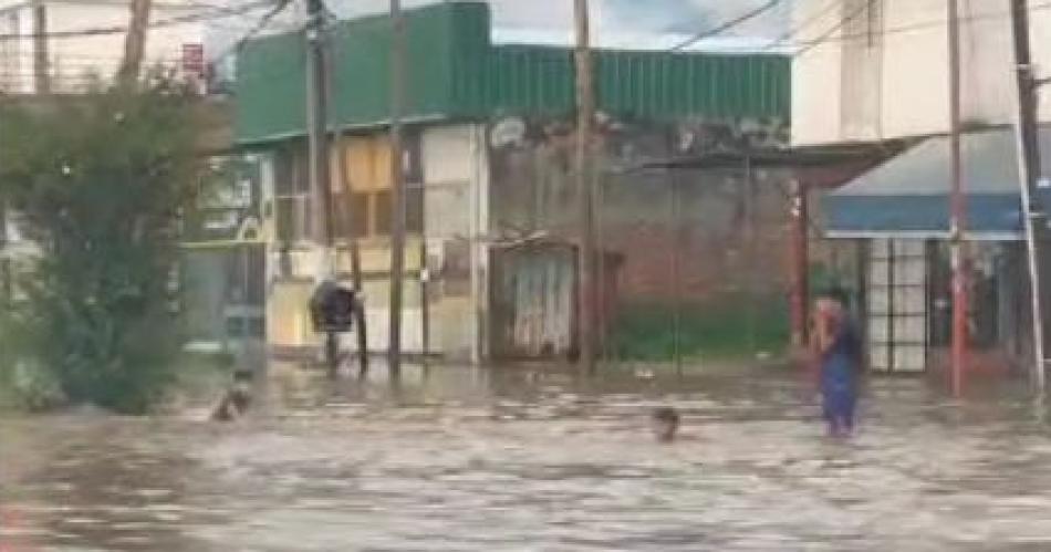 La abundante cantidad de agua caiacuteda generoacute inconvenientes en varios sectores de la ciudad