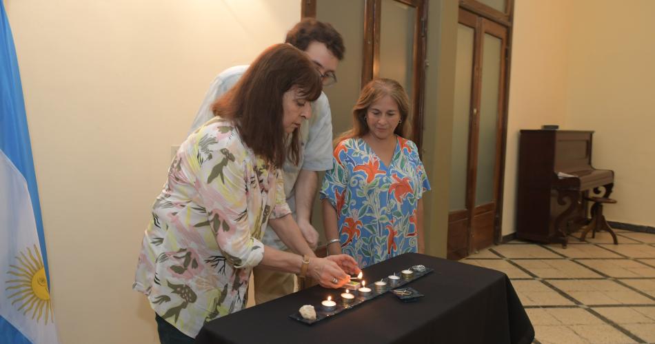 La comunidad judiacutea realizoacute un sentido homenaje en memoria de las viacutectimas del Holocausto