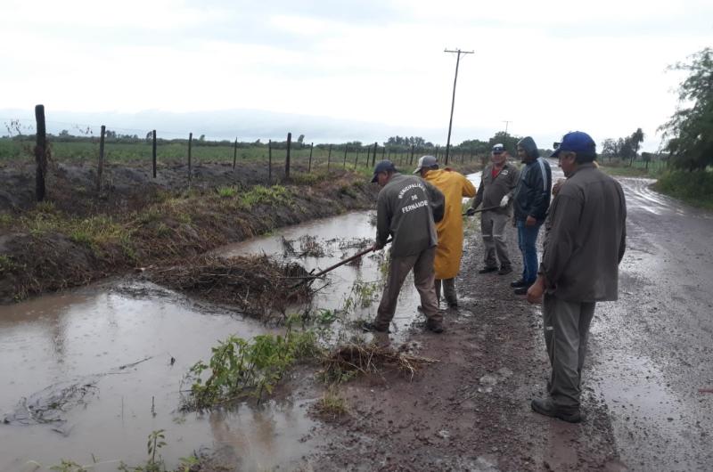 Fernaacutendez- intenso trabajo de obras puacuteblicas supervisando desaguumles para facilitar la salida de agua