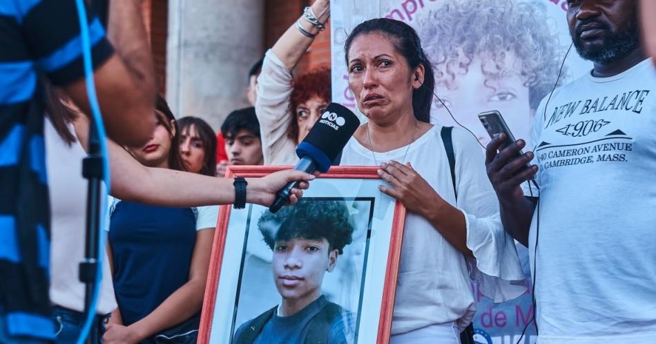 El dolor de una madre antildeatuyense por la extrantildea muerte de su hijo de 17 antildeos ocurrida en una plaza