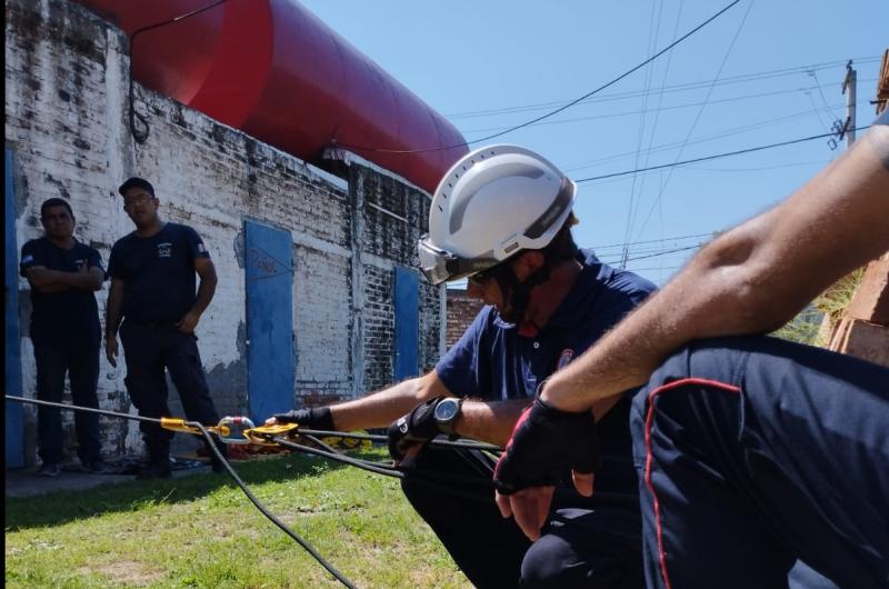 Capacitan a Bomberos  en rescate con cuerdas en altura