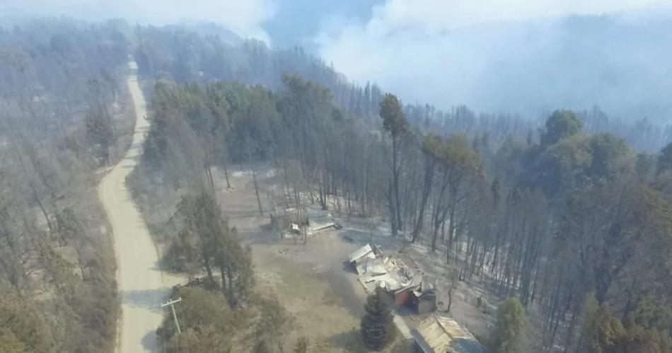 Arde El Bolsoacuten- evacuaron a 800 turistas y el fuego ya arrasoacute maacutes de 2000 hectaacutereas