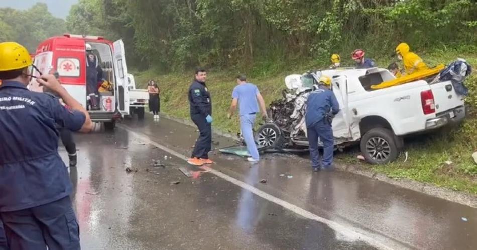 Dos argentinos murieron en un choque en Brasil cuando volviacutean de sus vacaciones