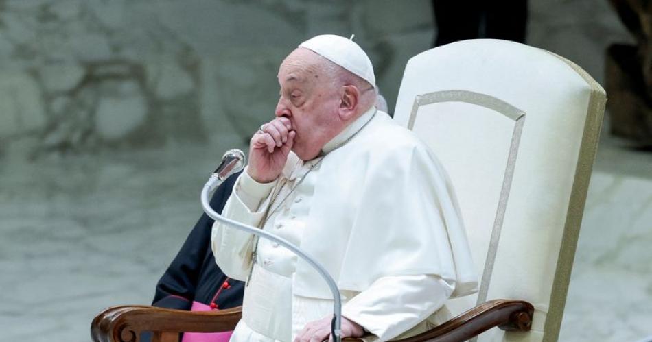 El papa Francisco pasoacute su segunda noche en el hospital y no dirigiraacute el Aacutengelus 