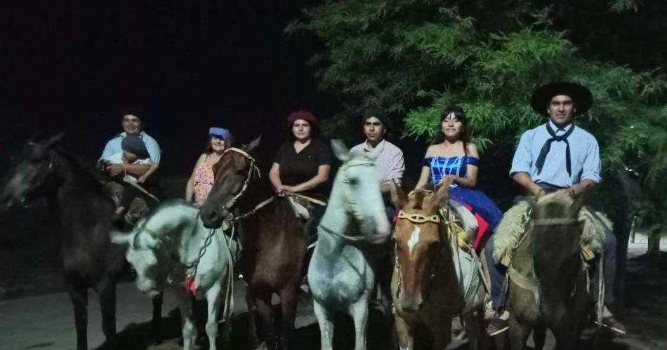 VIDEO  Antildeatuya- quinceantildeera fue a su cumpleantildeos montada a caballo