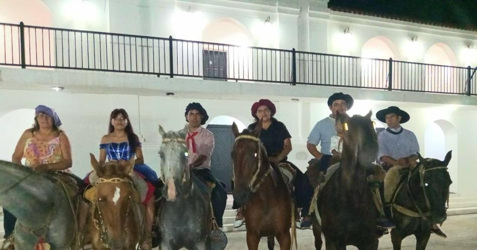 VIDEO  Antildeatuya- quinceantildeera fue a su cumpleantildeos montada a caballo