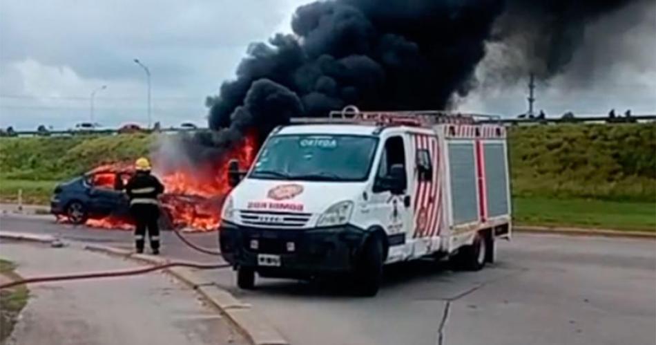 VIDEO  Un incendio consumioacute un auto en plena Autopista