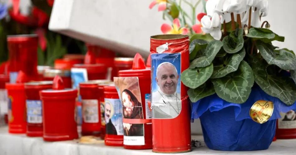 Cardenal Vicente Bokalic- Francisco es un hombre que nos tiene en su corazoacuten recemos por eacutel en este momento