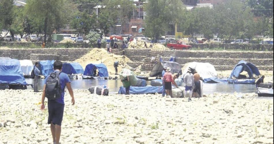 Santiaguentildeos asaltados en la zona caliente de Aguas Blancas Salta